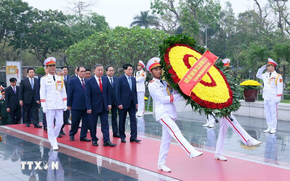 Đoàn đại biểu lãnh đạo, nguyên lãnh đạo Đảng, Nhà nước do Tổng Bí thư Tô Lâm dẫn đầu đến đặt vòng hoa tưởng niệm các Anh hùng liệt sỹ. (Ảnh: Phạm Kiên/TTXVN)