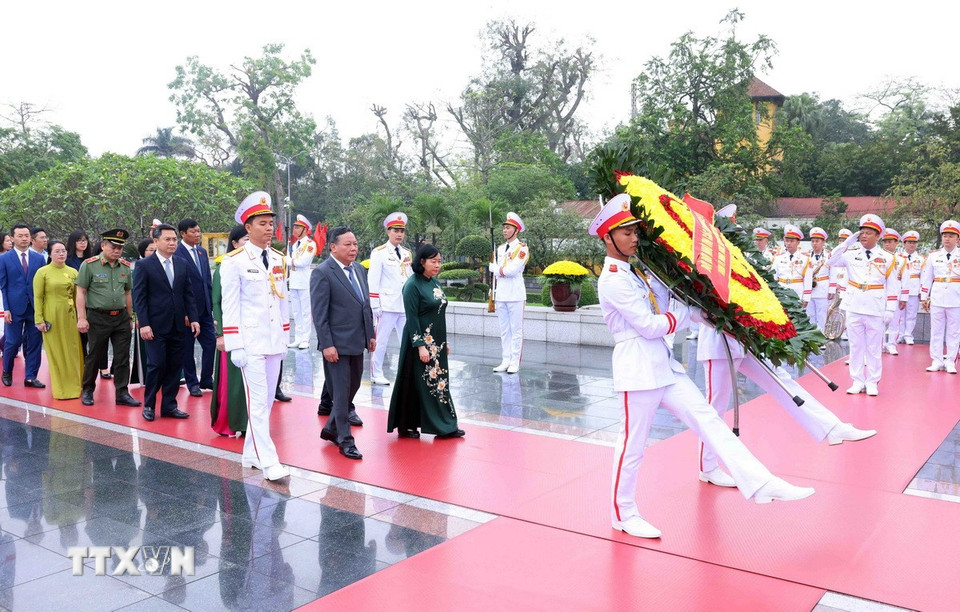 Đoàn đại biểu Thành ủy-Hội đồng Nhân dân-Ủy ban Nhân dân-Ủy ban Mặt trận Tổ quốc Việt Nam thành phố Hà Nội đến đặt vòng hoa tưởng niệm các Anh hùng liệt sỹ. (Ảnh: Phạm Kiên/TTXVN)