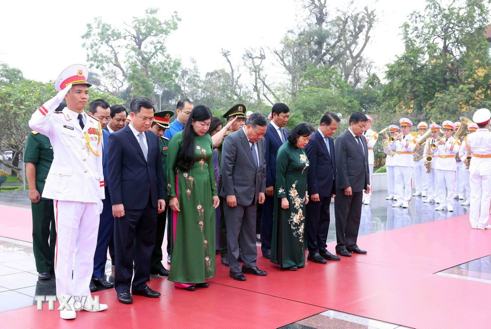 Đoàn đại biểu Thành ủy-Hội đồng Nhân dân-Ủy ban Nhân dân-Ủy ban Mặt trận Tổ quốc Việt Nam thành phố Hà Nội tưởng niệm các Anh hùng liệt sỹ. (Ảnh: Phạm Kiên/TTXVN)