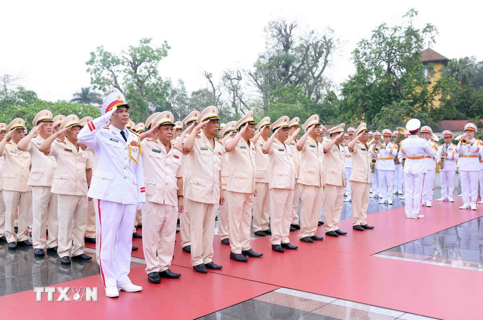 Đoàn đại biểu Đảng ủy Công an Trung ương-Bộ Công an tưởng niệm các Anh hùng liệt sỹ. (Ảnh: Phạm Kiên/TTXVN)