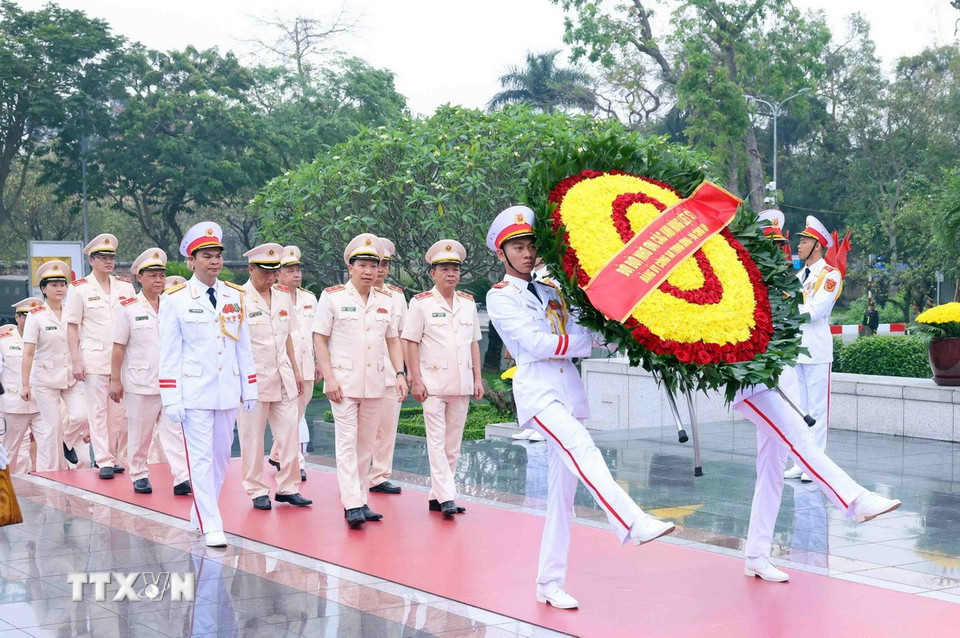 Đoàn đại biểu Đảng ủy Công an Trung ương-Bộ Công an đến đặt vòng hoa tưởng niệm các Anh hùng liệt sỹ. (Ảnh: Phạm Kiên/TTXVN)