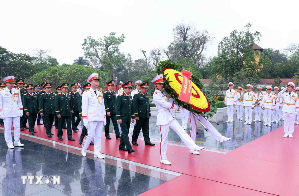 Đoàn đại biểu Quân ủy Trung ương-Bộ Quốc phòng đến đặt vòng hoa tưởng niệm các Anh hùng liệt sỹ. (Ảnh: Phạm Kiên/TTXVN)
