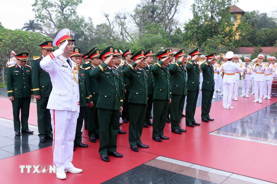 Đoàn đại biểu Quân ủy Trung ương-Bộ Quốc phòng tưởng niệm các Anh hùng liệt sỹ. (Ảnh: Phạm Kiên/TTXVN)