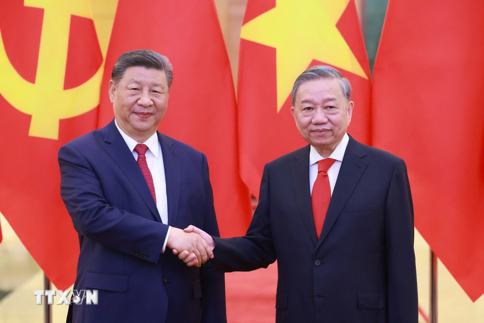 Tổng Bí thư Tô Lâm và Tổng Bí thư, Chủ tịch nước Trung Quốc Tập Cận Bình chụp ảnh chung. (Ảnh: Dương Giang/TTXVN)