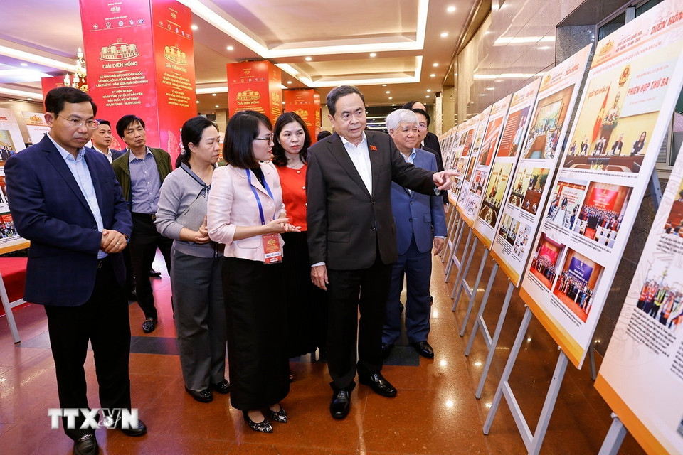 Chủ tịch Quốc hội Trần Thanh Mẫn kiểm tra khu trưng bày ảnh về hoạt động của Quốc hội chuẩn bị cho Lễ trao giải. (Ảnh: Doãn Tấn/TTXVN)