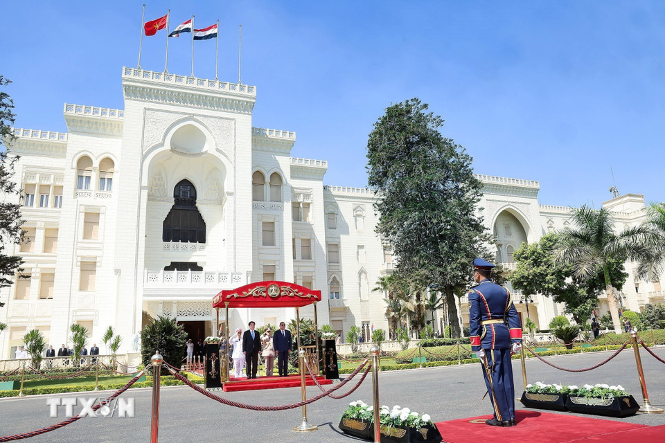 Chủ tịch nước Lương Cường và Tổng thống Ai Cập Abdel Fattah El-Sisi trên bục danh dự nghe quân nhạc cử quốc thiều hai nước. (Ảnh: Lâm Khánh/TTXVN)