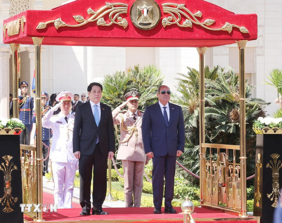 Tổng thống Ai Cập Abdel Fattah El-Sisi và Chủ tịch nước Lương Cường trên bục danh dự nghe quân nhạc cử quốc thiều hai nước. (Ảnh: Lâm Khánh/TTXVN)