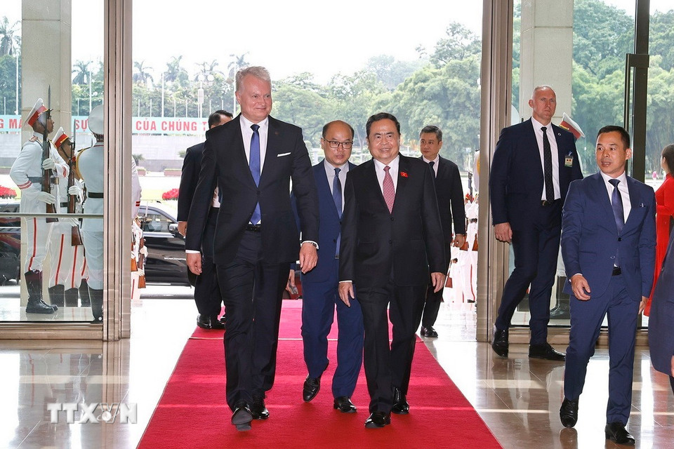 Chủ tịch Quốc hội Trần Thanh Mẫn đón Tổng thống Litva Gitanas Nauseda. (Ảnh: Doãn Tấn/TTXVN)