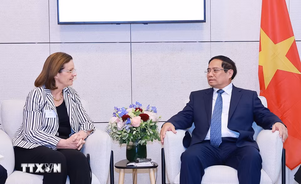 Thủ tướng Phạm Minh Chính tiếp đại diện Tập đoàn Thales. (Ảnh: Dương Giang/TTXVN)