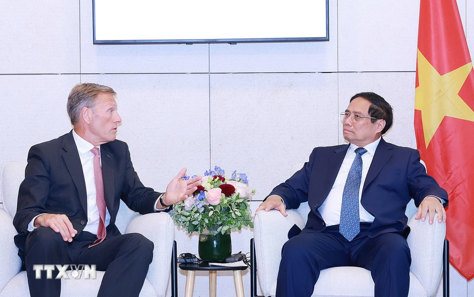 Thủ tướng Phạm Minh Chính tiếp đại diện Tập đoàn Airbus. (Ảnh: Dương Giang/TTXVN)