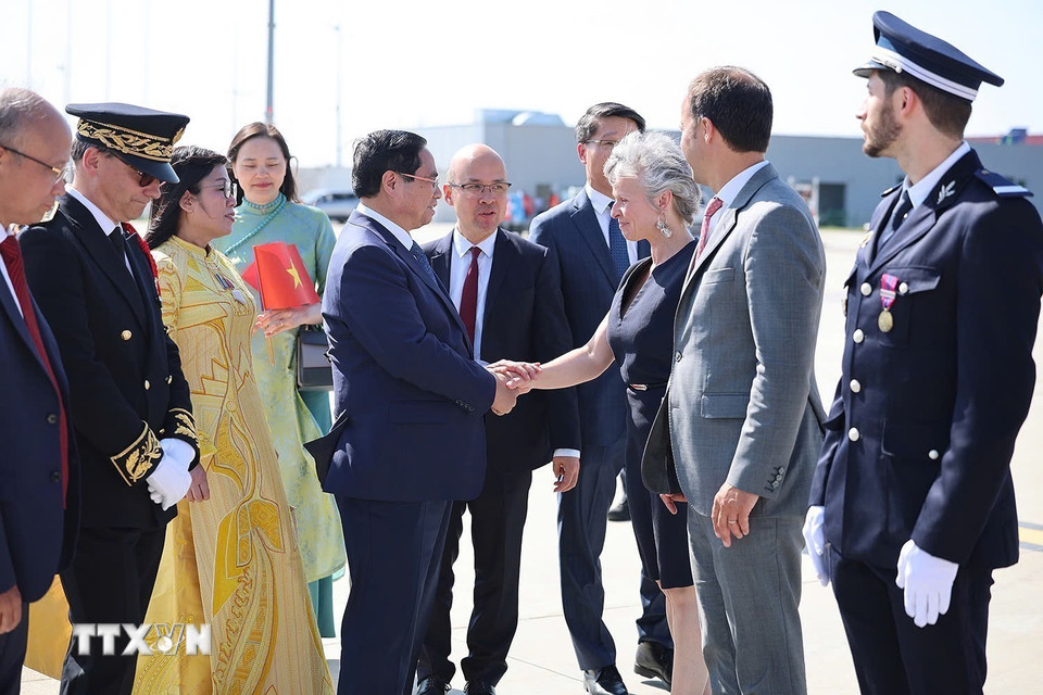 Quan chức Cộng hòa Pháp tiễn Thủ tướng Phạm Minh Chính và Phu nhân. (Ảnh: Dương Giang/TTXVN)