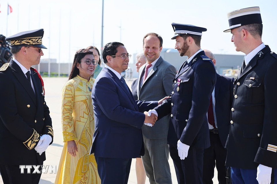 Quan chức Cộng hòa Pháp tiễn Thủ tướng Phạm Minh Chính và Phu nhân. (Ảnh: Dương Giang/TTXVN)