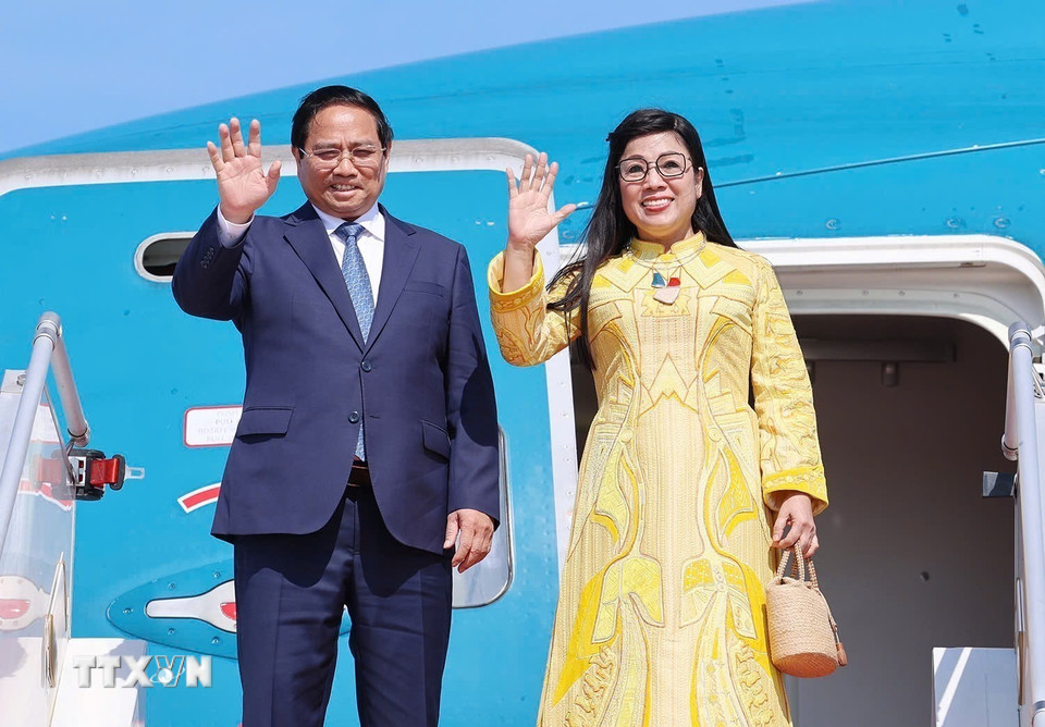 Thủ tướng Phạm Minh Chính và Phu nhân rời Thủ đô Paris, sang thăm chính thức Thụy Điển. (Ảnh: Dương Giang/TTXVN)