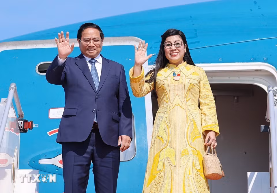 Thủ tướng Phạm Minh Chính và Phu nhân rời Thủ đô Paris, sang thăm chính thức Thụy Điển. (Ảnh: Dương Giang/TTXVN)