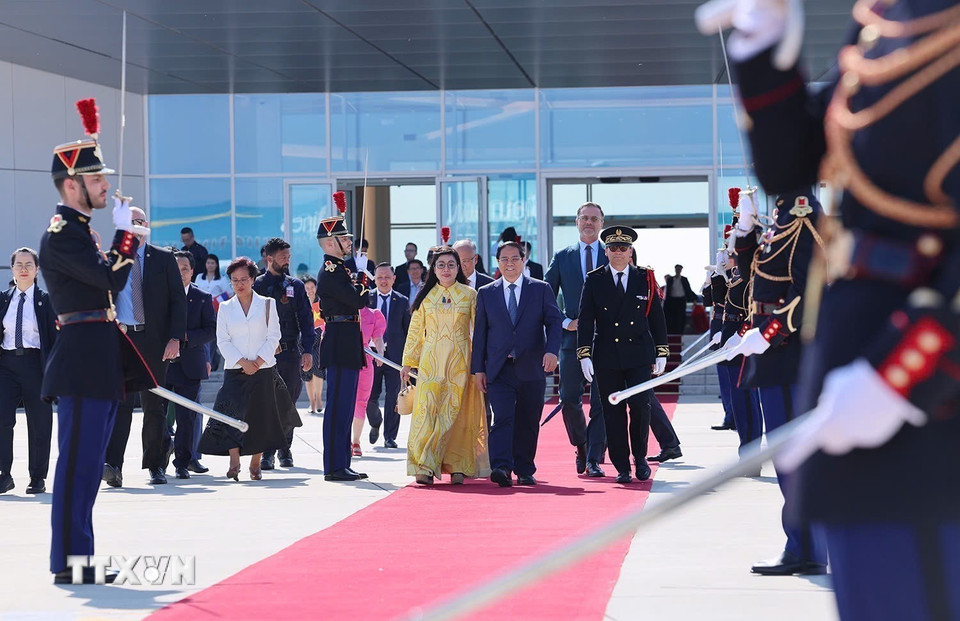 Thủ tướng Phạm Minh Chính và Phu nhân kết thúc chuyến thăm và làm việc tại Cộng hòa Pháp. (Ảnh: Dương Giang/TTXVN)