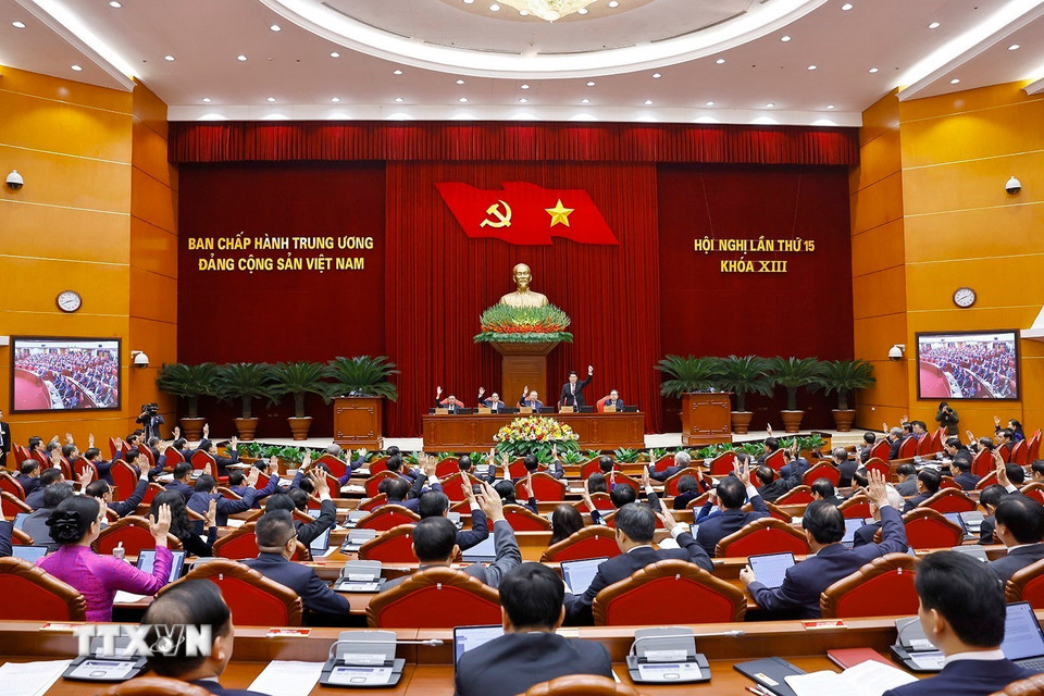 Các đại biểu biểu quyết thông qua chương trình Hội nghị lần thứ 15 Ban Chấp hành Trung ương Đảng khóa XIII. (Ảnh: Doãn Tấn/TTXVN)