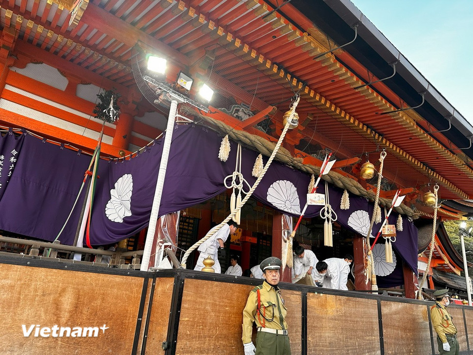 Ban quản lý đền Yasaka gom tiền xu từ các hòm công đức bằng gỗ. (Ảnh: Nguyễn Tuyến/Vietnam+)