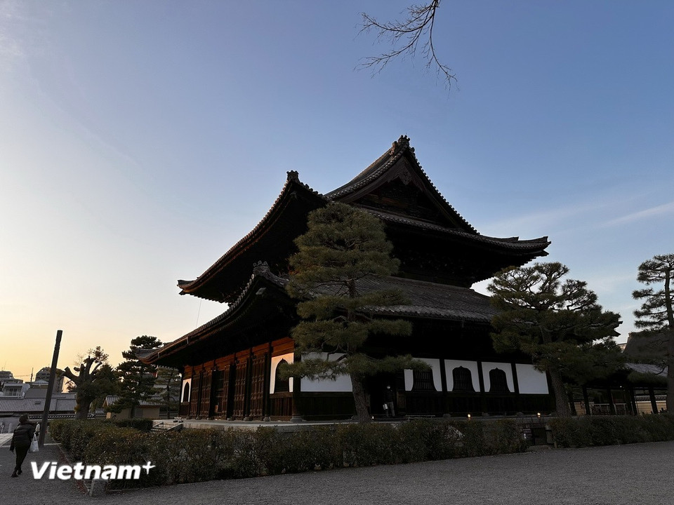 Chùa Kenninji, một trong năm ngôi chùa Thiền lớn ở Kyoto, trong ánh hoàng hôn. (Ảnh: Nguyễn Tuyến/Vietnam+)