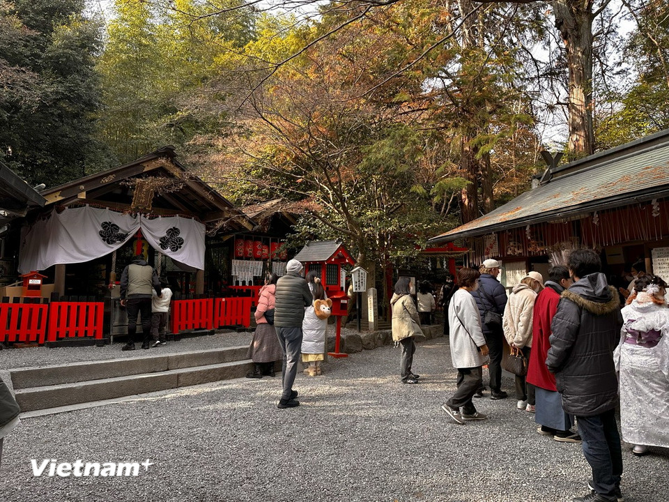 Người dân Kyoto tấp nập đi lễ đầu năm tại ngôi đền cầu duyên Nonomiya trong rừng trúc Arashiyama. (Ảnh: Nguyễn Tuyến/Vietnam+)