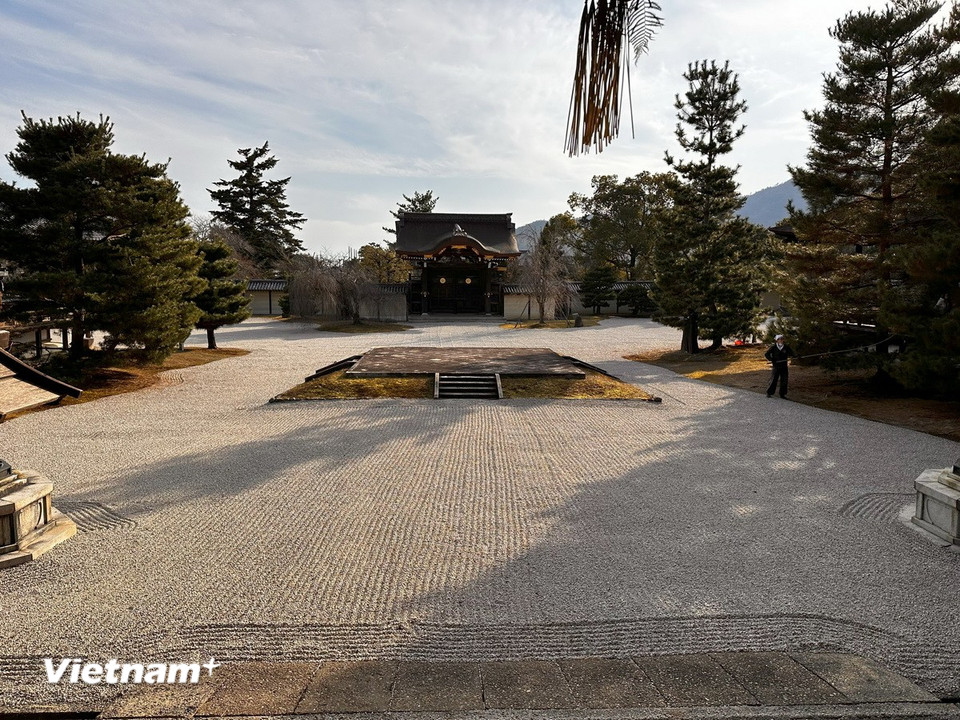 Vườn đá tại chùa Daikakuji, một không gian kiến trúc đặc trưng của Nhật Bản. (Ảnh: Nguyễn Tuyến/Vietnam+)