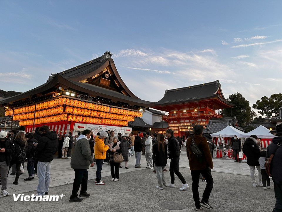 Hai ngôi đền nhỏ trong đền Yasaka được thắp sáng khi trời tối. (Ảnh: Nguyễn Tuyến/Vietnam+)