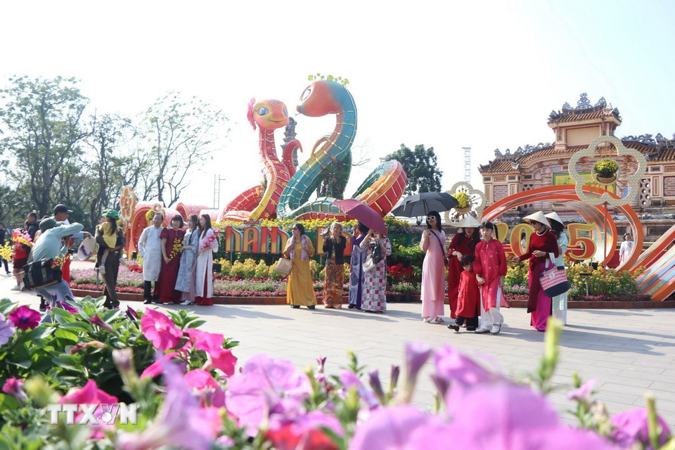 Cặp đôi linh vật rắn được thiết kế với chiều dài 30 mét. (Ảnh: Mai Trang/TTXVN)