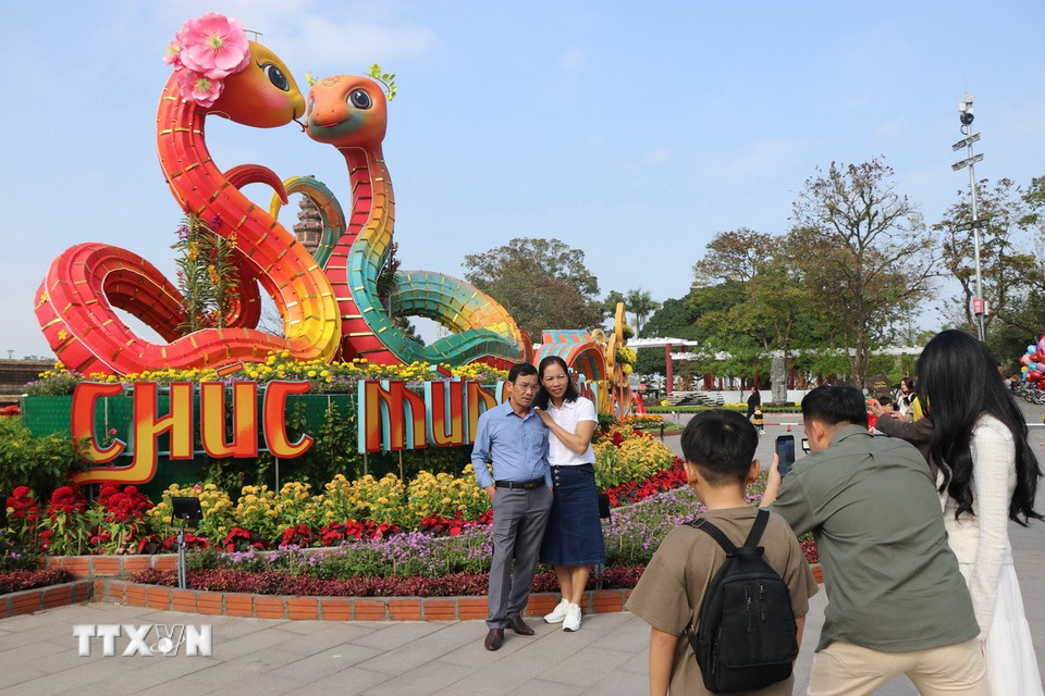 Tạo hình của linh vật rắn Huế thân thiện và rực rỡ sắc Xuân. (Ảnh: Mai Trang/TTXVN)