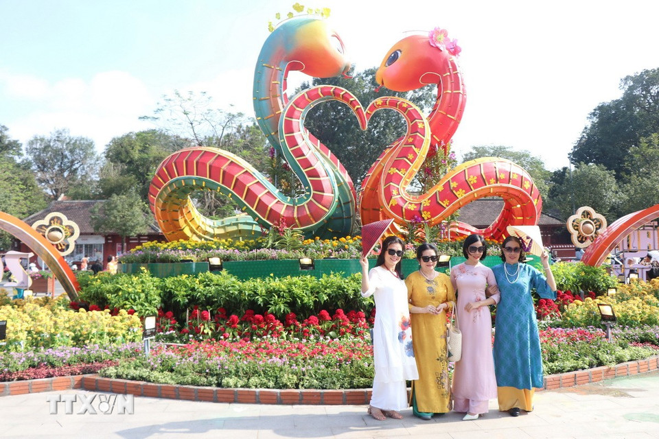 Cặp đôi linh vật rắn tại khu vực Đài tưởng niệm chiến sỹ trận vong là điểm chụp hình lưu niệm và tham quan lý tưởng của người dân, du khách Huế hiện nay. (Ảnh: Mai Trang/TTXVN)