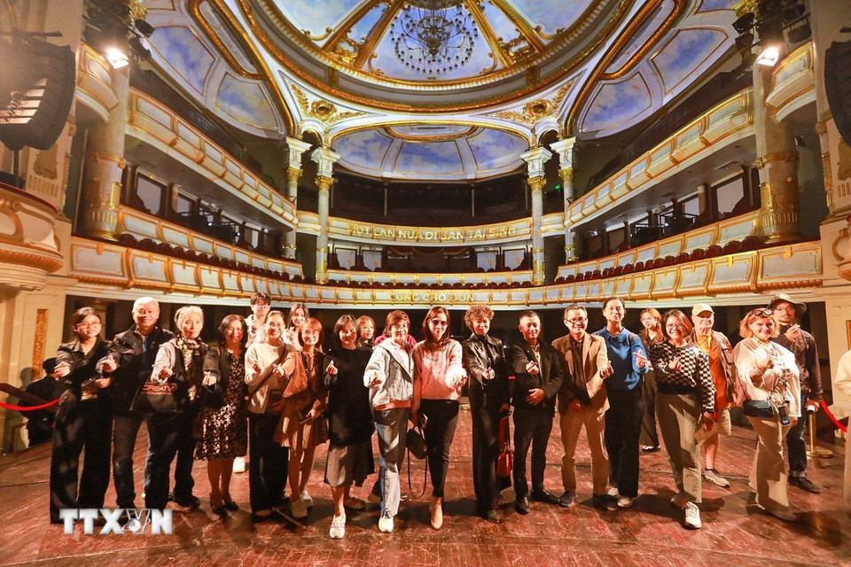 Triển lãm “115 năm Nhà hát kể chuyện-Di sản cất lời bằng ánh sáng và công nghệ” thu hút sự quan tâm của người dân và du khách. (Ảnh: Khánh Hòa/TTXVN)