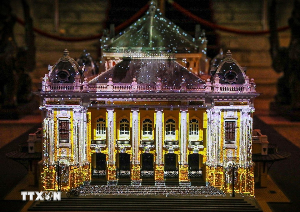 Ánh sáng, âm thanh và hình ảnh sống động được sử dụng để tái hiện lịch sử hình thành và phát triển của nhà hát qua các thời kỳ, từ thời Pháp thuộc cho đến ngày nay. (Ảnh: Khánh Hòa/TTXVN)