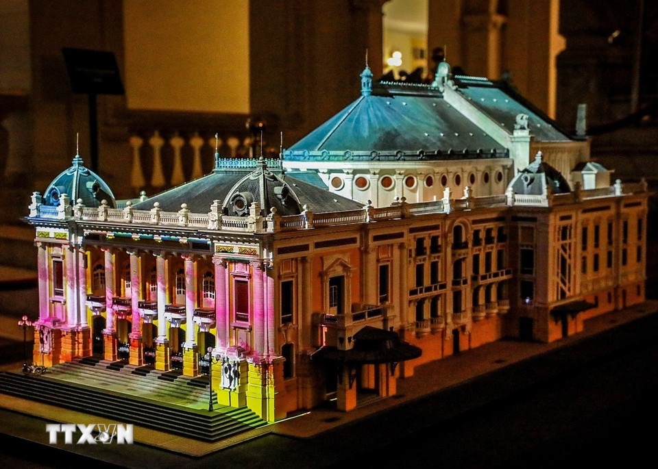 Triển lãm “115 năm Nhà hát kể chuyện-Di sản cất lời bằng ánh sáng và công nghệ” sử dụng công nghệ tiên tiến như 3D mapping và thực tế tăng cường (AR) để biến toàn bộ không gian nhà hát thành một "cỗ máy thời gian." (Ảnh: Khánh Hòa/TTXVN)