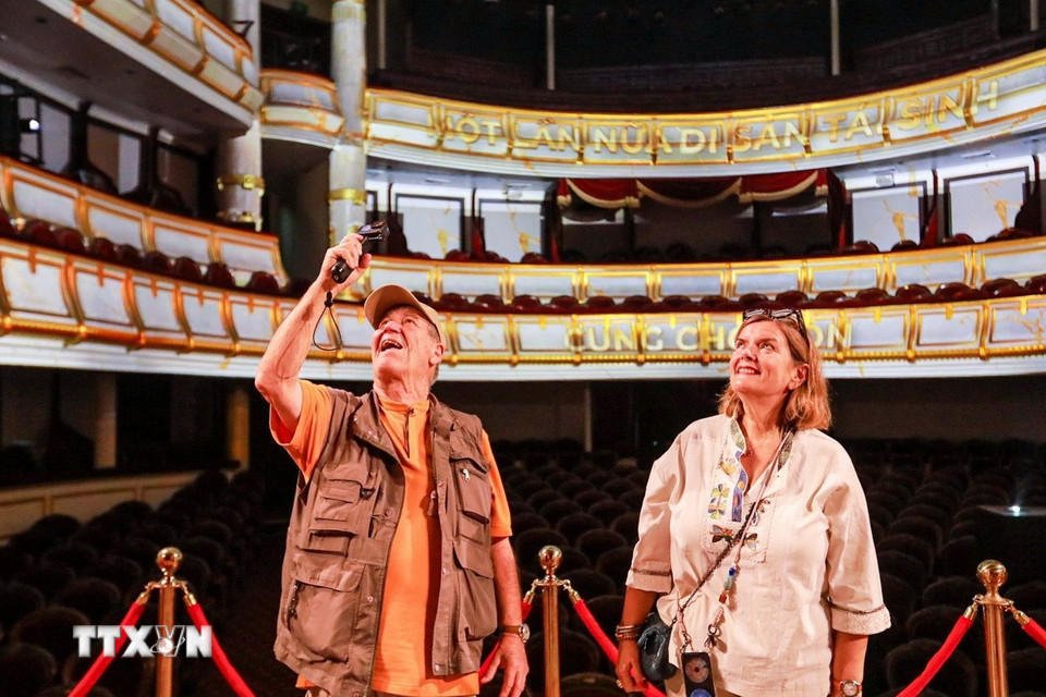 Triển lãm “115 năm Nhà hát kể chuyện-Di sản cất lời bằng ánh sáng và công nghệ” thu hút sự quan tâm của người dân và du khách. (Ảnh: Khánh Hòa/TTXVN)