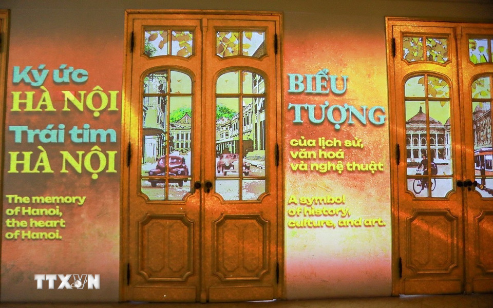 Triển lãm “115 năm Nhà hát kể chuyện-Di sản cất lời bằng ánh sáng và công nghệ” sử dụng công nghệ tiên tiến như 3D mapping và thực tế tăng cường (AR) để biến toàn bộ không gian nhà hát thành một "cỗ máy thời gian." (Ảnh: Khánh Hòa/TTXVN)