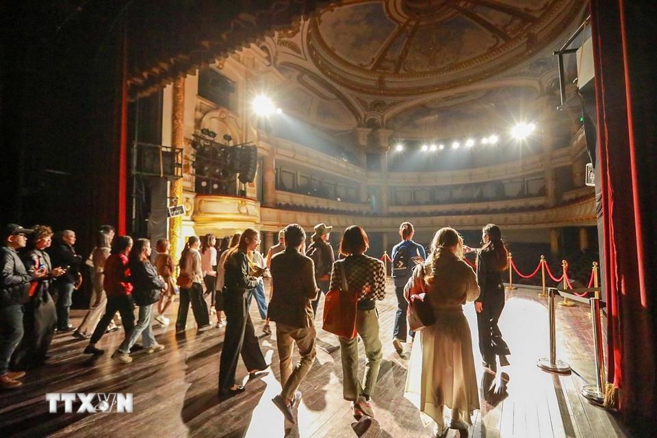 Triển lãm “115 năm Nhà hát kể chuyện-Di sản cất lời bằng ánh sáng và công nghệ” thu hút sự quan tâm của người dân và du khách. (Ảnh: Khánh Hòa/TTXVN)