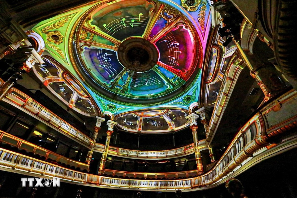 Triển lãm “115 năm Nhà hát kể chuyện-Di sản cất lời bằng ánh sáng và công nghệ” sử dụng công nghệ tiên tiến như 3D mapping và thực tế tăng cường (AR) để biến toàn bộ không gian nhà hát thành một "cỗ máy thời gian." (Ảnh: Khánh Hòa/TTXVN)