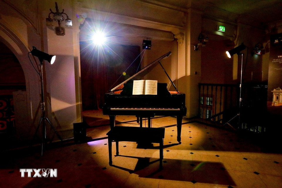 Ánh sáng, âm thanh và hình ảnh sống động được sử dụng để tái hiện lịch sử hình thành và phát triển của nhà hát qua các thời kỳ, từ thời Pháp thuộc cho đến ngày nay. (Ảnh: Khánh Hòa/TTXVN)