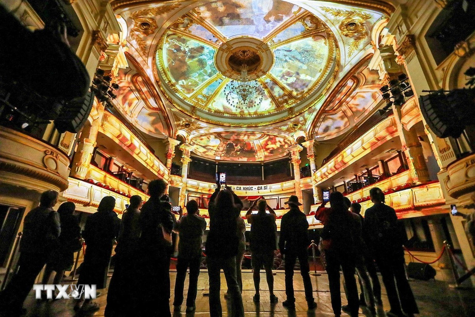 Ánh sáng, âm thanh và hình ảnh sống động được sử dụng để tái hiện lịch sử hình thành và phát triển của nhà hát qua các thời kỳ, từ thời Pháp thuộc cho đến ngày nay. (Ảnh: Khánh Hòa/TTXVN)