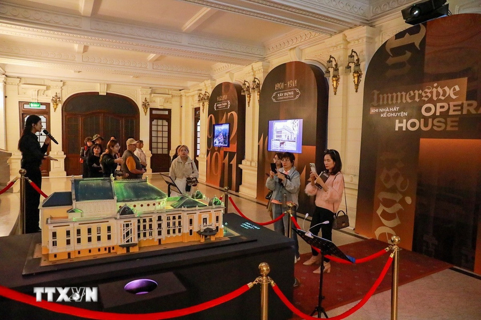 Triển lãm “115 năm Nhà hát kể chuyện-Di sản cất lời bằng ánh sáng và công nghệ” thu hút sự quan tâm của người dân và du khách.(Ảnh: Khánh Hòa/TTXVN)