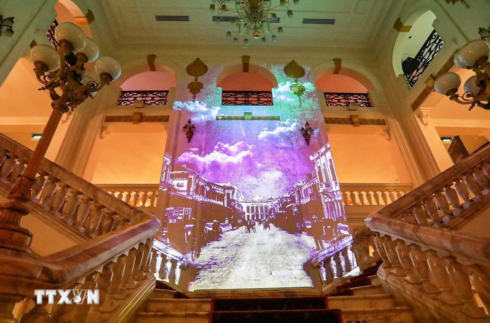 Ánh sáng, âm thanh và hình ảnh sống động được sử dụng để tái hiện lại lịch sử hình thành và phát triển của nhà hát qua các thời kỳ, từ thời Pháp thuộc cho đến ngày nay. (Ảnh: Khánh Hòa/TTXVN)