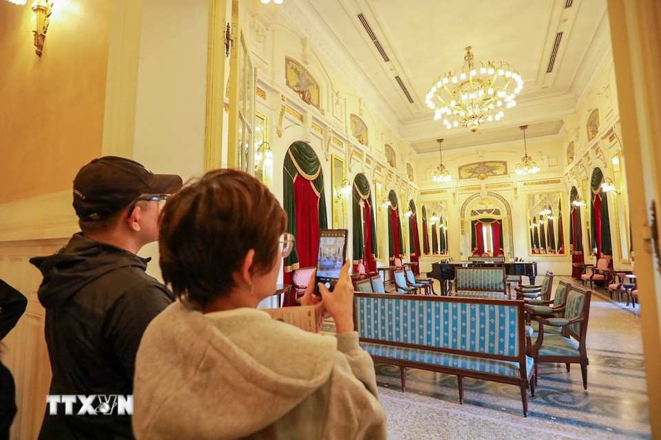 Triển lãm “115 năm Nhà hát kể chuyện-Di sản cất lời bằng ánh sáng và công nghệ” thu hút sự quan tâm của người dân và du khách. (Ảnh: Khánh Hòa/TTXVN)