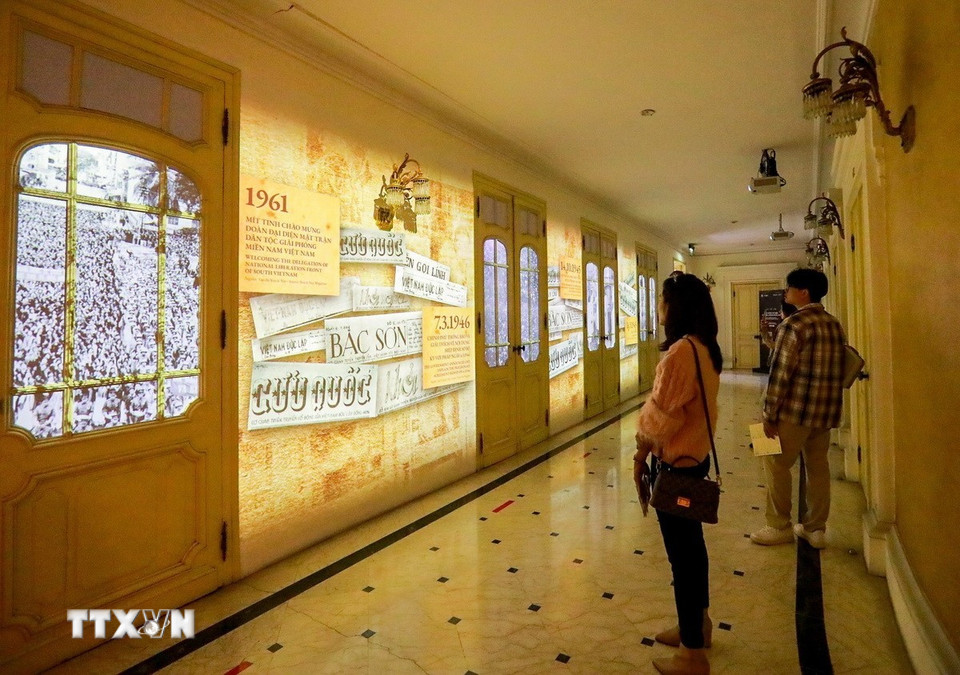 Triển lãm “115 năm Nhà hát kể chuyện-Di sản cất lời bằng ánh sáng và công nghệ” thu hút sự quan tâm của người dân và du khách. (Ảnh: Khánh Hòa/TTXVN)