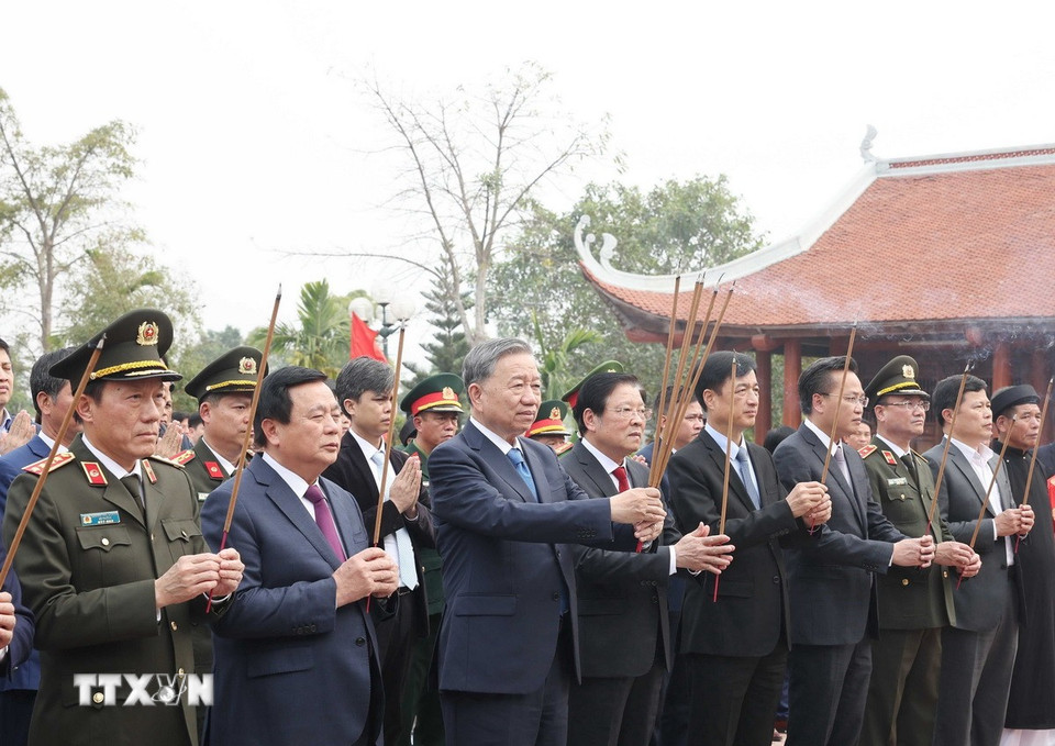 Tổng Bí thư Tô Lâm dâng hương tại Đền thờ Triệu Việt Vương (xã Phạm Hồng Thái, huyện Khoái Châu). (Ảnh: Thống Nhất/TTXVN)