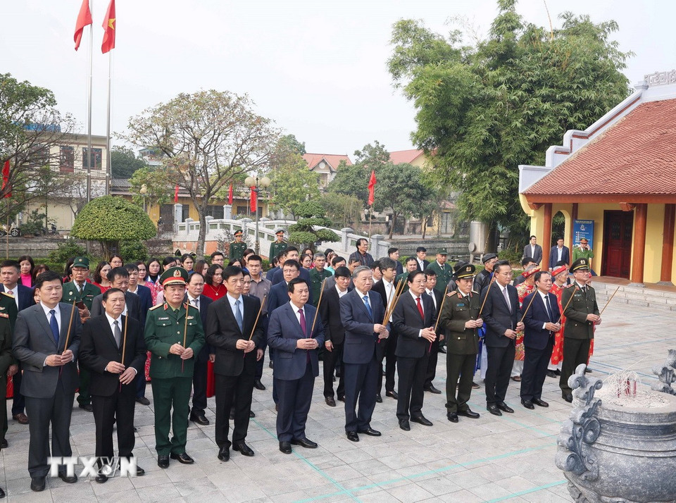 Tổng Bí thư Tô Lâm dâng hương tại Nhà tưởng niệm Tổng Bí thư Nguyễn Văn Linh (xã Nguyễn Văn Linh, huyện Yên Mỹ). (Ảnh: Thống Nhất/TTXVN)