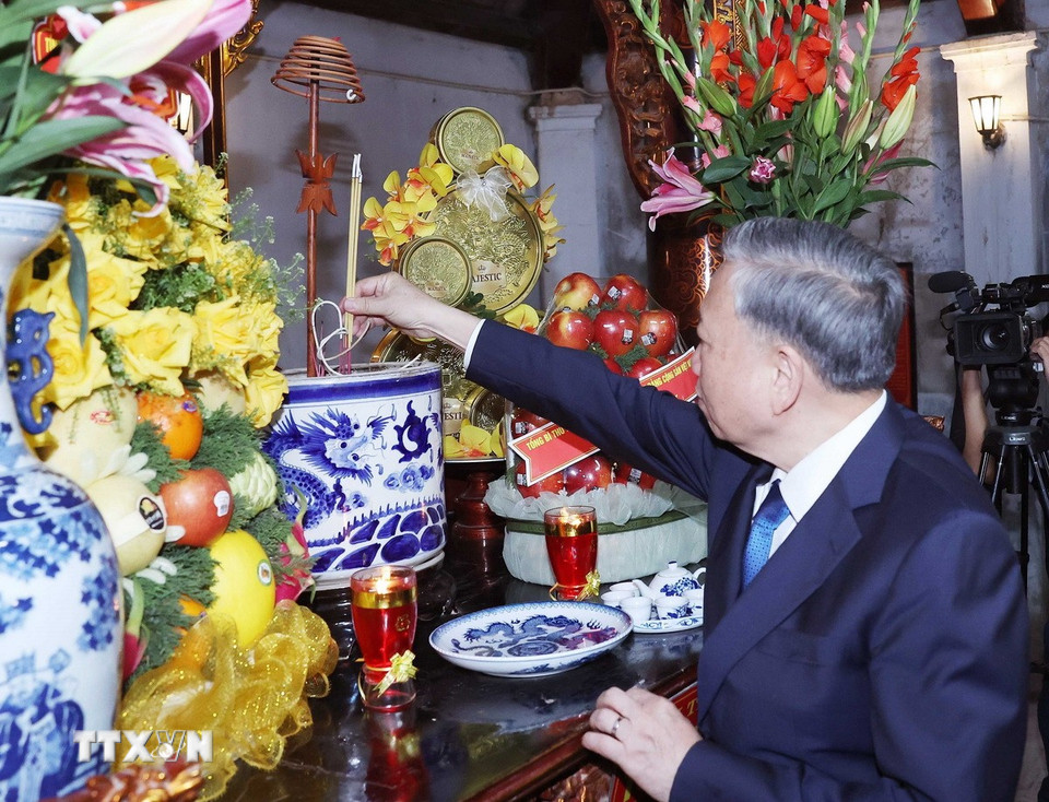 Tổng Bí thư Tô Lâm dâng hương tại Văn miếu Xích Đằng (phường Lam Sơn, thành phố Hưng Yên). (Ảnh: Thống Nhất/TTXVN)
