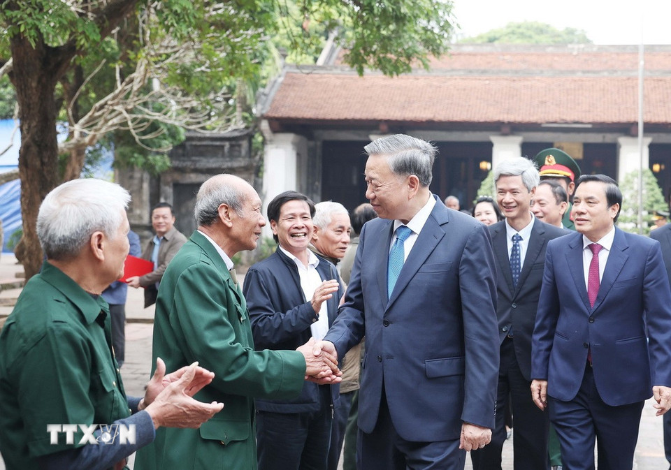 Tổng Bí thư Tô Lâm với nhân dân phường Lam Sơn, thành phố Hưng Yên. (Ảnh: Thống Nhất/TTXVN)