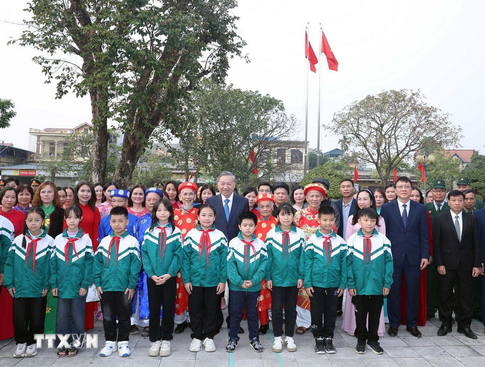 Tổng Bí thư Tô Lâm với nhân dân xã Nguyễn Văn Linh, huyện Yên Mỹ. (Ảnh: Thống Nhất/TTXVN)