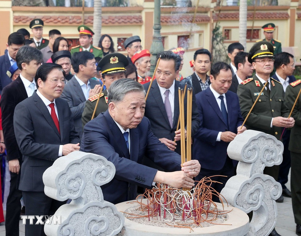 Tổng Bí thư Tô Lâm dâng hương tại Nhà tưởng niệm Trung tướng Nguyễn Bình (xã Nguyễn Văn Linh, huyện Yên Mỹ). (Ảnh: Thống Nhất/TTXVN)