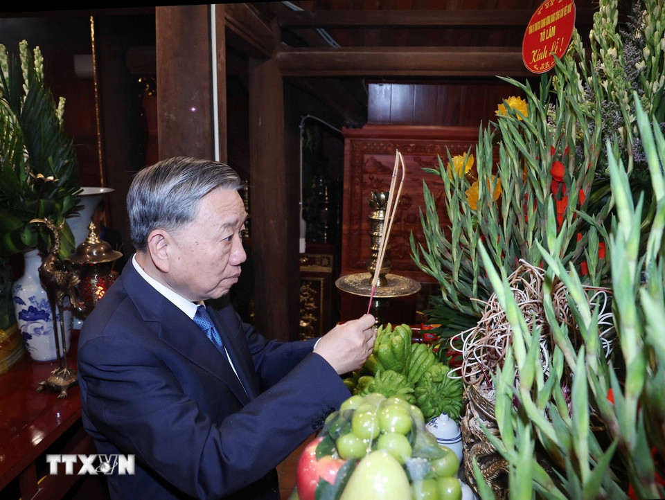 Tổng Bí thư Tô Lâm dâng hương tại Nhà tưởng niệm bà Hoàng Thị Loan, thân mẫu của Chủ tịch Hồ Chí Minh (xã Đồng Tiến, huyện Khoái Châu). (Ảnh: Thống Nhất/TTXVN)