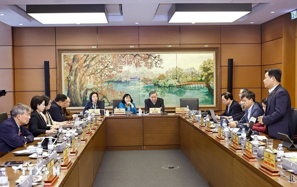 Đoàn đại biểu Quốc hội thành phố Hà Nội thảo luận ở tổ. (Ảnh: Doãn Tấn/TTXVN)