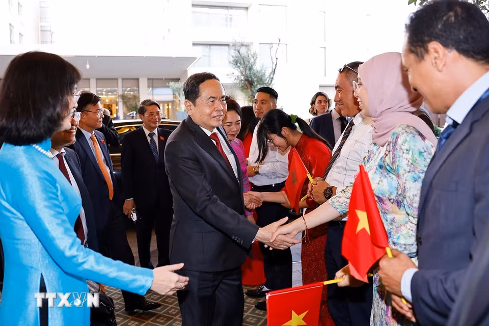 Đại sứ Việt Nam tại Maroc Lê Kim Quy cùng cán bộ, nhân viên Đại sứ quán và bà con người Việt Nam đón Chủ tịch Quốc hội Trần Thanh Mẫn và Phu nhân. (Ảnh: Doãn Tấn/TTXVN)